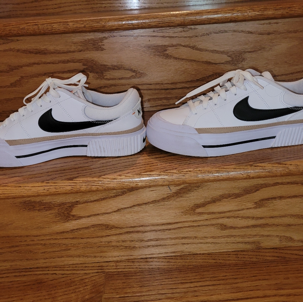 Woman's NIKE platform sneakers.